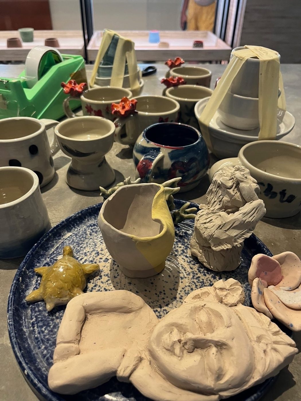 Créations en céramique émaillées et figurines modelées à la main, atelier de Bali