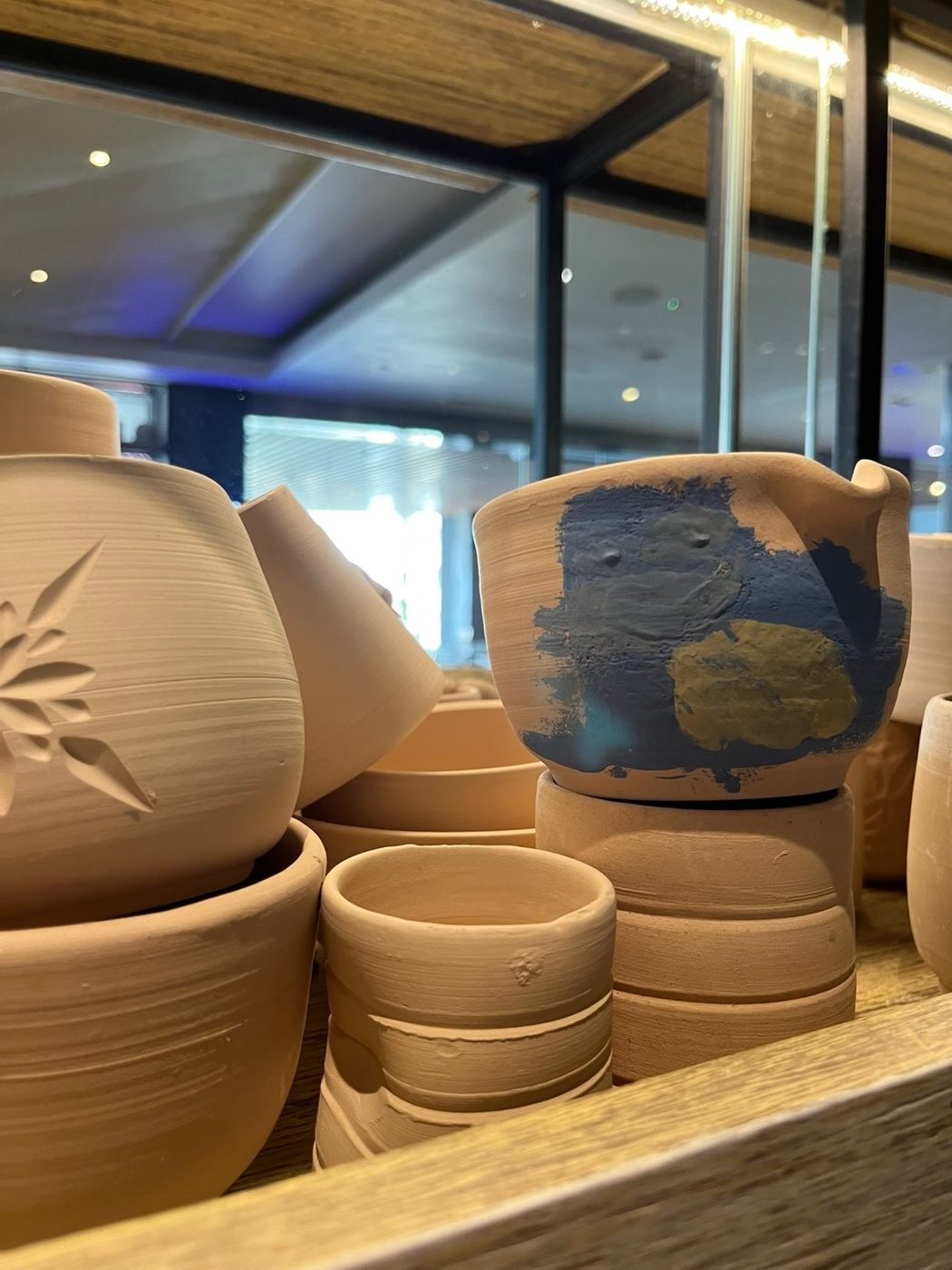 Pots ronds tout juste tournés en train de sécher, atelier de céramique à Bali