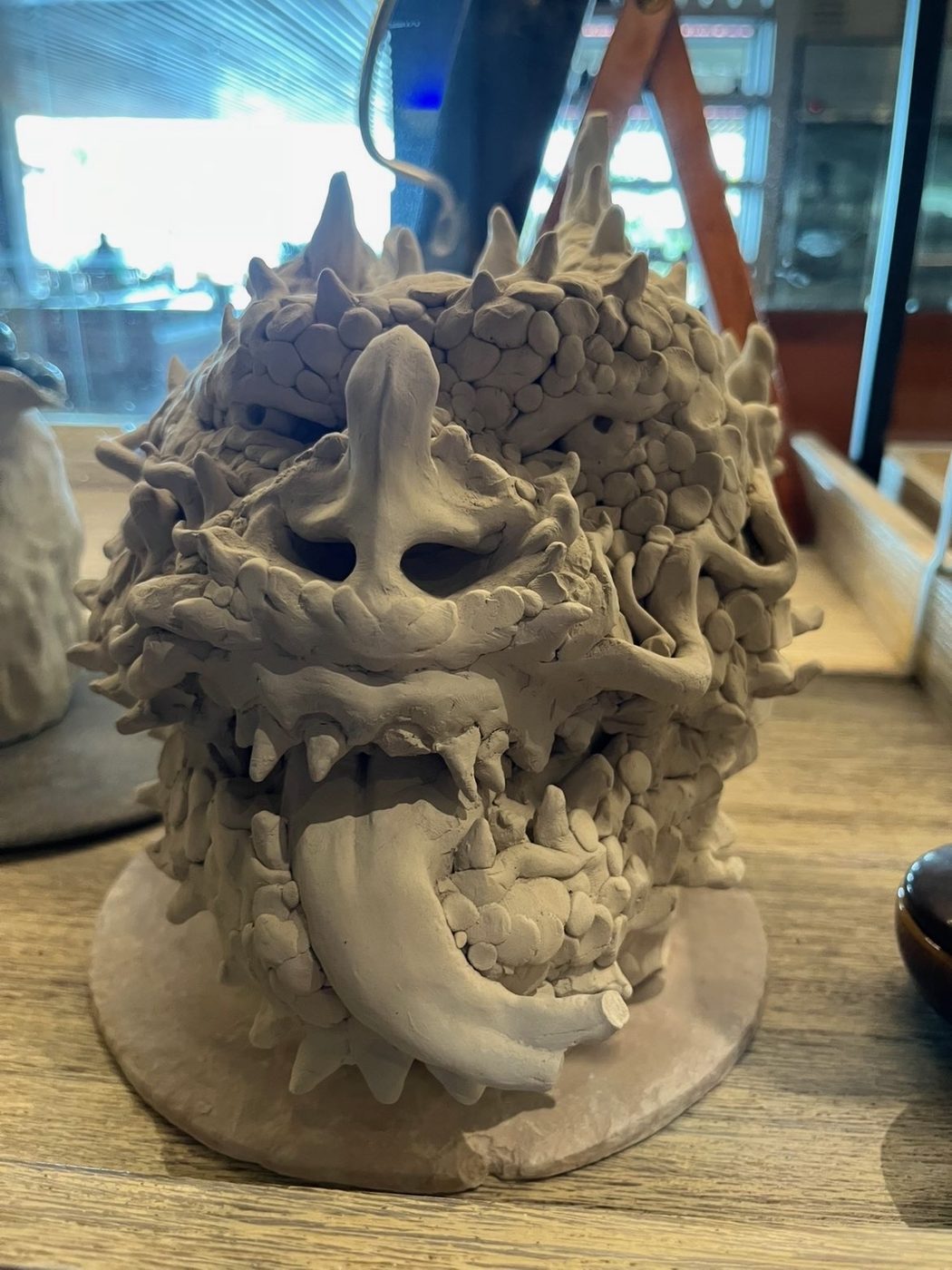 Sculpture de dragon modelée à la main en argile crue, atelier de Bali