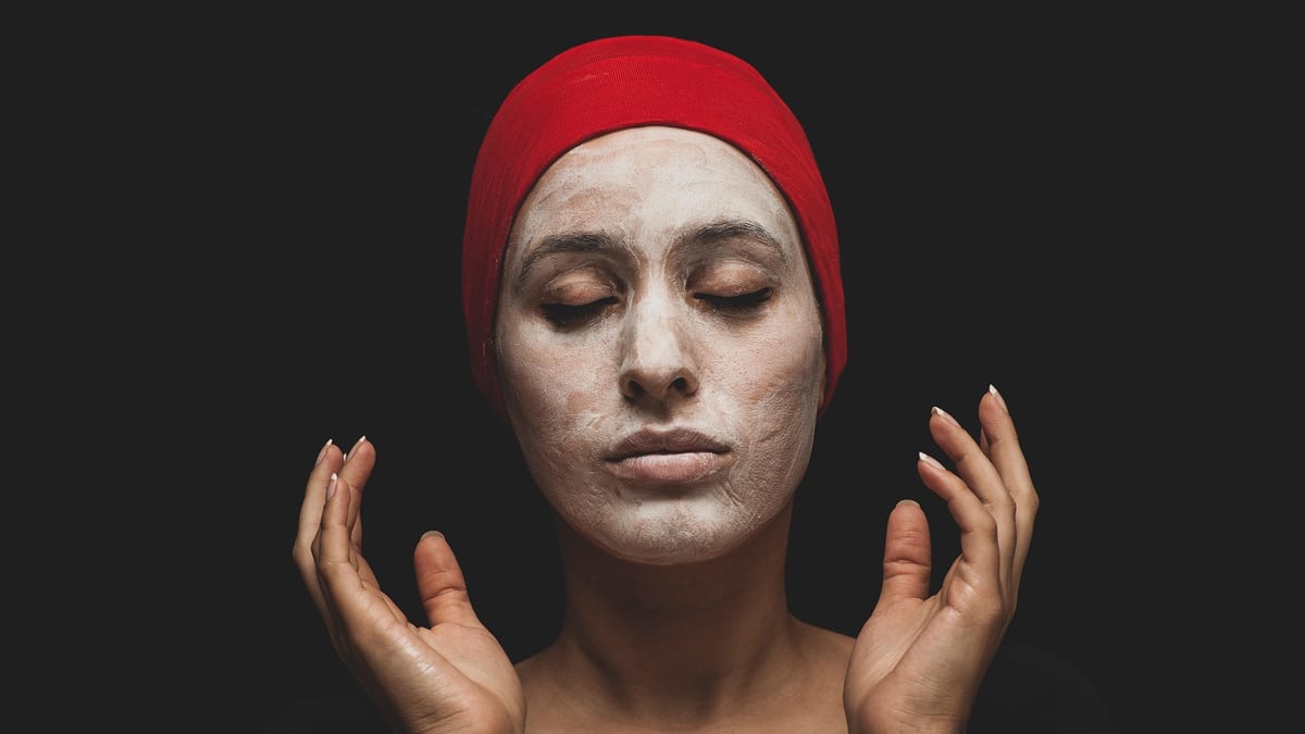 Argile blanche (kaolin) en poudre fine dans un bol