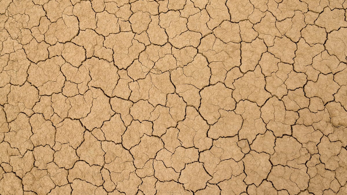 Sol d'argile sèche et craquelée en gros plan